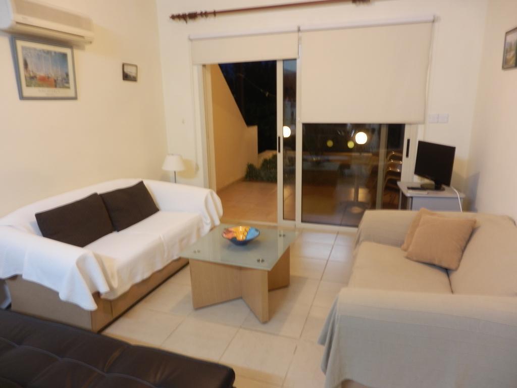 Byreva Apartments Paphos Kamer foto