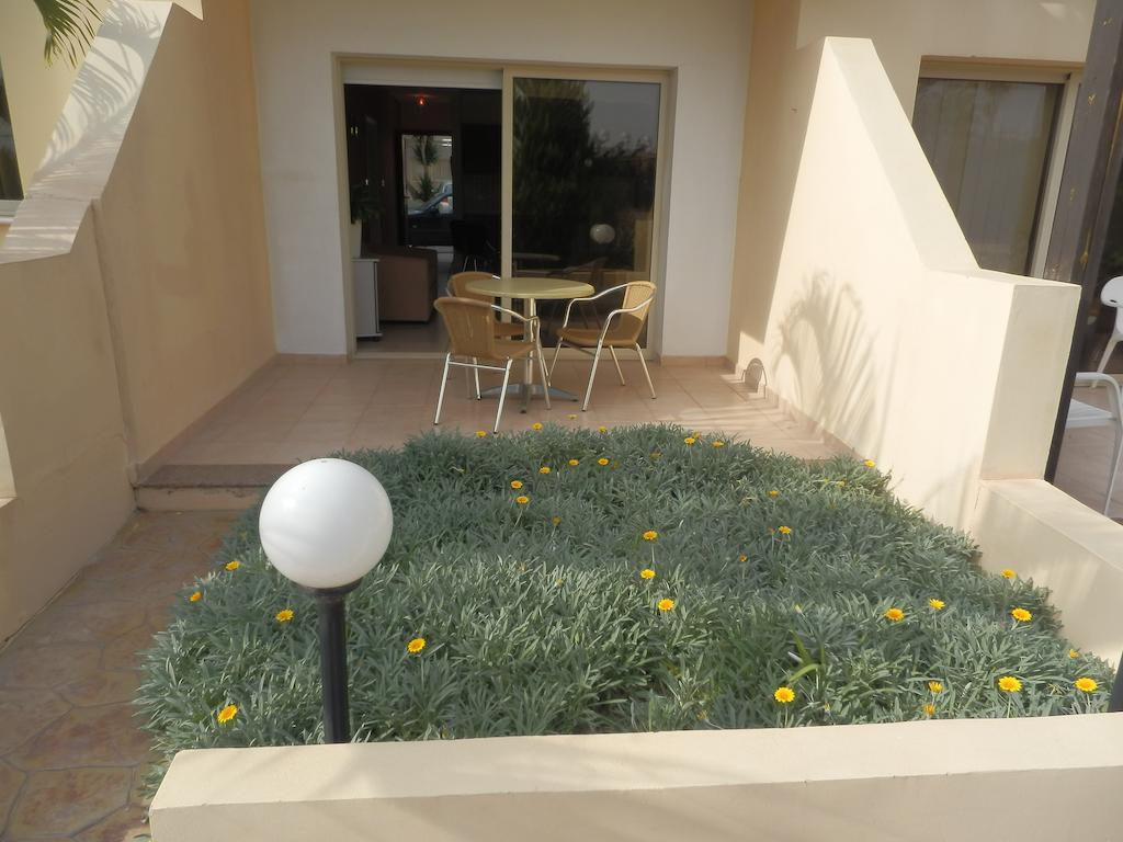 Byreva Apartments Paphos Kamer foto