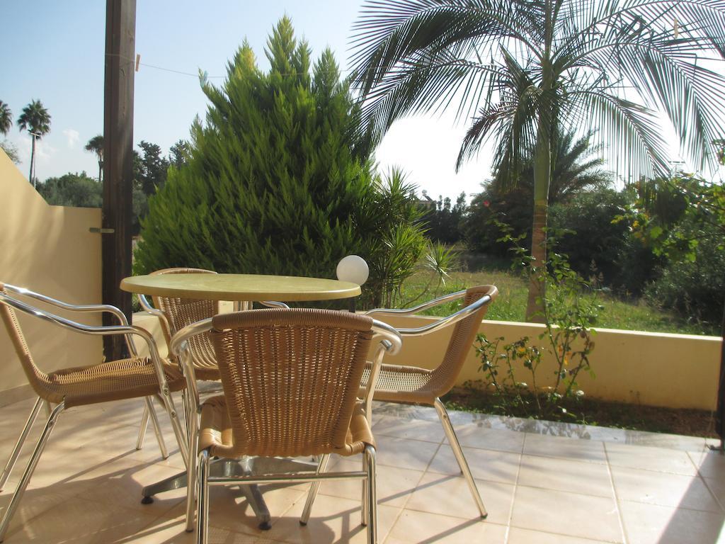 Byreva Apartments Paphos Kamer foto